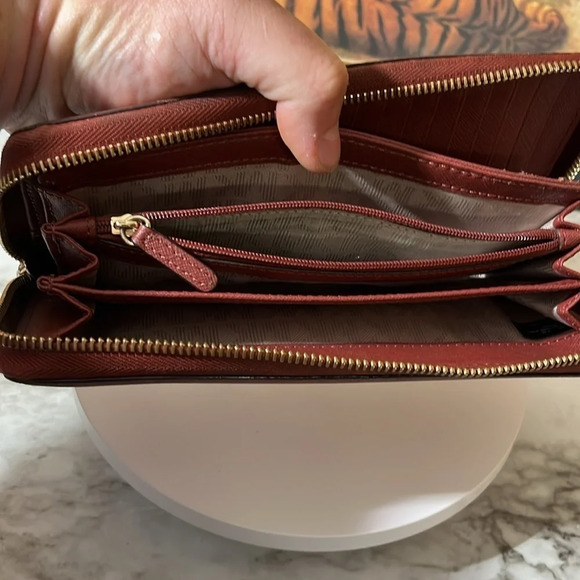 MICHAEL KORS ZIPPY WALLET IN GUC - Picture 9 of 13